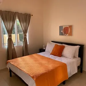 Lovely 2 Bedroom In Quiet Neighborhood! Apartment